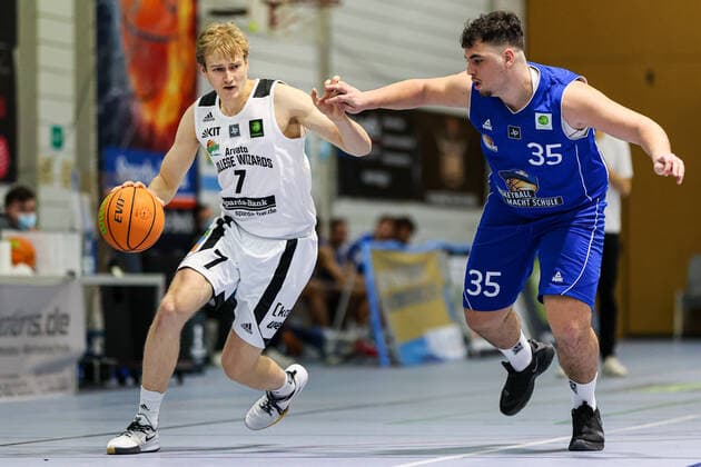 05 03 21, Men, Basketball, 2020 2021 season, 2 Bundesliga, Pro B South, College Wizards FRAPORT SKYLINERS Juniors Nils Maisel College Wizards 7 on the ball on offense against Dem Akbayir Frankfurt 35 Karlsruhe Institute for Sport and Sport Science IfSS Baden Württemberg Germany
