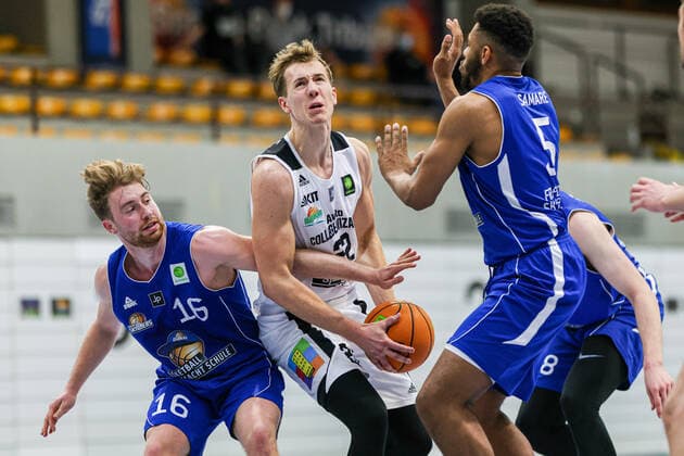 05 03 21, Mens, Basketball, 2020 2021 season, 2 Bundesliga, Pro B South, College Wizards FRAPORT SKYLINERS Juniors Eyke Prahst College Wizards 22 gets fouled on offense Karlsruhe Institute for Sport and Sport Science IfSS Baden Württemberg Germany