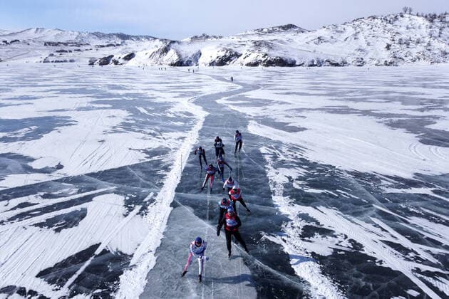 Bilder des Jahres 2021, Sport 03 MÃ¤rz Sport Themen der Woche KW09 Sport Bilder des Tages IRKUTSK REGION, RUSSIA - MARCH 6, 2021: Ice skaters move along during the 2021 Baikal International Ice Skating Marathon held in the Bazarnaya Bay on Lake Baikal. Natalia Fedosenko TASS  TS0F8A9E
