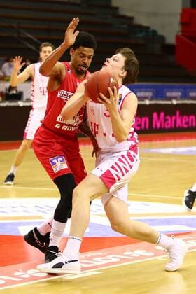 Simonas Lukosius Bonn in a duel with Diante Garrett Giessen Jobstairs Giessen 46ers vs Telekom Baskets Bonn, Basketball, easyCredit BBL, 06 03 2021 Jobstairs Giessen 46ers vs Telekom Baskets Bonn, Basketball, easyCredit BBL, 06 03 2021 Giessen Copyright: xEibner-Pressefotox EP_RWS