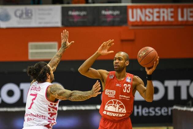 Chris Babb, Brandon Thomas Basketball Bundesliga, basketball season 2020 2021, 22 matchday, Germany, easyCredit BBL, Germany, Giessen 46ers, giessen red, men, jobstairs GIESSEN 46ers Telekom Baskets Bonn, men, Bonn in white