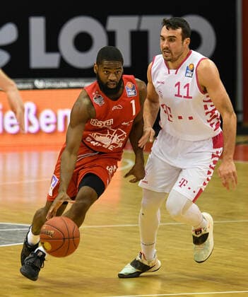 Jonathan Stark, Anthony DiLeo Basketball Bundesliga, basketball season 2020 2021, 22 matchday, Germany, easyCredit BBL, Germany, Giessen 46ers, giessen red, men, jobstairs GIESSEN 46ers Telekom Baskets Bonn, men, Bonn in white