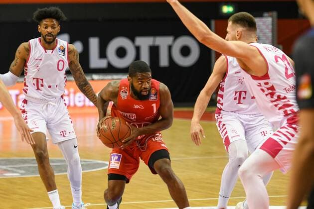 Alex Hamilton, Jonathan Stark, Leon Kratzer Basketball Bundesliga, basketball season 2020 2021, 22 matchday, Germany, easyCredit BBL, Germany, Giessen 46ers, giessen red, men, jobstairs GIESSEN 46ers Telekom Baskets Bonn, men, Bonn in white