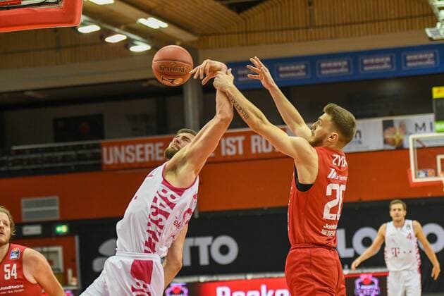 Leon Kratzer, Ferdinand Zylka Basketball Bundesliga, Basketball season 2020 2021, 22 matchday, Germany, easyCredit BBL, Germany, Giessen 46ers, giessen red, men, Jobstairs GIESSEN 46ers Telekom Baskets Bonn, men, Bonn in white