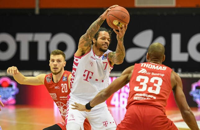 Ferdinand Zylka, Chris Babb, Brandon Thomas Basketball Bundesliga, basketball season 2020 2021, 22 matchday, Germany, easyCredit BBL, Germany, Giessen 46ers, giessen red, men, jobstairs GIESSEN 46ers Telekom Baskets Bonn, men, Bonn in white