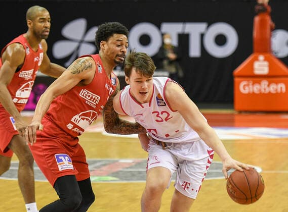 Brandon Thomas, Diante Garrett, Simonas Lukosius Basketball Bundesliga, basketball season 2020 2021, 22 matchday, Germany, easyCredit BBL, Germany, Giessen 46ers, giessen red, men, jobstairs GIESSEN 46ers Telekom Baskets Bonn, men, Bonn in white