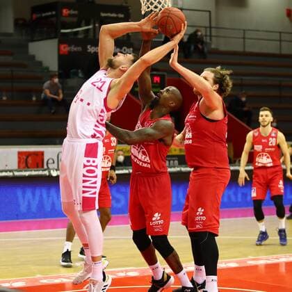Leon Kratzer Bonn in a duel with Brandon Bowman Giessen and John Bryant Giessen, right Jobstairs Giessen 46ers vs Telekom Baskets Bonn, Basketball, easyCredit BBL, 06 03 2021 Jobstairs Giessen 46ers vs Telekom Baskets Bonn, Basketball, easyCredit BBL, 06 03 2021 Giessen Copyright: xEibner-Pressefotox EP_RWS