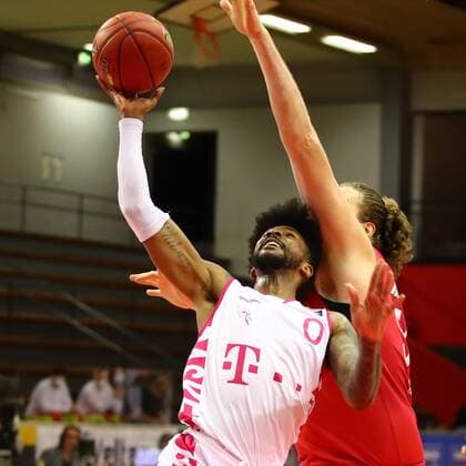 Alex Hamilton Bonn in duel with John Bryant Giessen Jobstairs Giessen 46ers vs Telekom Baskets Bonn, Basketball, easyCredit BBL, 06 03 2021 Jobstairs Giessen 46ers vs Telekom Baskets Bonn, Basketball, easyCredit BBL, 06 03 2021 Giessen Copyright: xEibner-Pressefotox EP_RWS