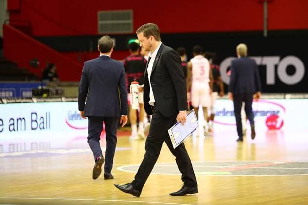 Coach Rolf Scholz Giessen goes into the dressing room with his head hanging Jobstairs Giessen 46ers vs Telekom Baskets Bonn, Basketball, easyCredit BBL, 06 03 2021 Jobstairs Giessen 46ers vs Telekom Baskets Bonn, Basketball, easyCredit BBL, 06 03 2021 Giessen Copyright: xEibner-Pressefotox EP_RWS