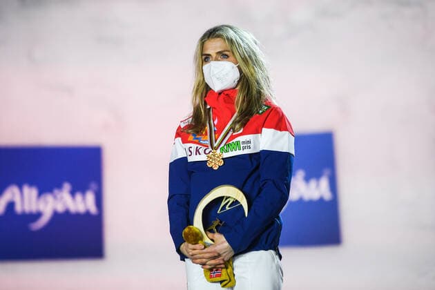 210306 Therese Johaug of Norway with her gold medal at a medal ceremony for the Women s Cross Country Skiing 30 km Classic Technique during the FIS Nordic Ski World Championships on March 6, 2021 in Oberstdorf Photo Johanna Lundberg BILDBYRAN kod JL JL0102 skidor cross country skiing langrenn fis nordic world ski championships vm ski vm skid vm medaljceremoni medal ceremony 10 bbeng jubel norge,  Copyright: JOHANNAxLUNDBERG BB210306JL176