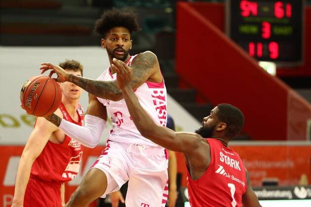 Alex Hamilton Bonn in a duel with Jonathan Stark Giessen Jobstairs Giessen 46ers vs Telekom Baskets Bonn, Basketball, easyCredit BBL, 06 03 2021 Jobstairs Giessen 46ers vs Telekom Baskets Bonn, Basketball, easyCredit BBL, 06 03 2021 Giessen Copyright: xEibner-Pressefotox EP_RWS