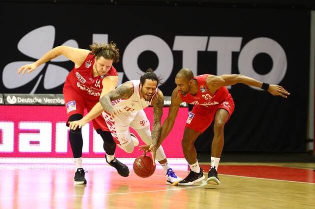 Chris Babb Bonn in a duel with John Bryant Giessen, left, and Brandon Thomas Giessen Jobstairs Giessen 46ers vs Telekom Baskets Bonn, Basketball, easyCredit BBL, 06 03 2021 Jobstairs Giessen 46ers vs Telekom Baskets Bonn, Basketball, easyCredit BBL, 06 03 2021 Giessen Copyright: xEibner-Pressefotox EP_RWS