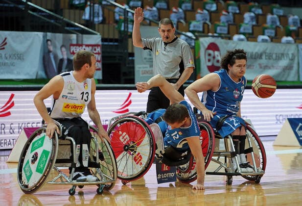 06 03 2021, xovx, Wheelchair Basketball 1 Bundesliga, RSV Lahn Dill RSB Thuringia Bulls v l Thomas Böhme RSV Lahn Dill , Jens Albrecht RSB Thuringa Bulls , Ian Pierson RSB Thuringa Bulls Wetzlar Rittal Arena Hessen Germany EN