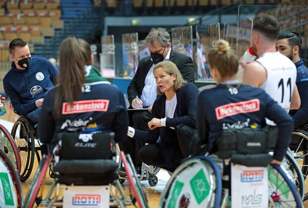 06 03 2021, xovx, Wheelchair Basketball 1 Bundesliga, RSV Lahn Dill RSB Thuringia Bulls Head Coach Janet Zeltinger RSV Lahn Dill with instructions to her team Wetzlar Rittal Arena Hesse Germany EN