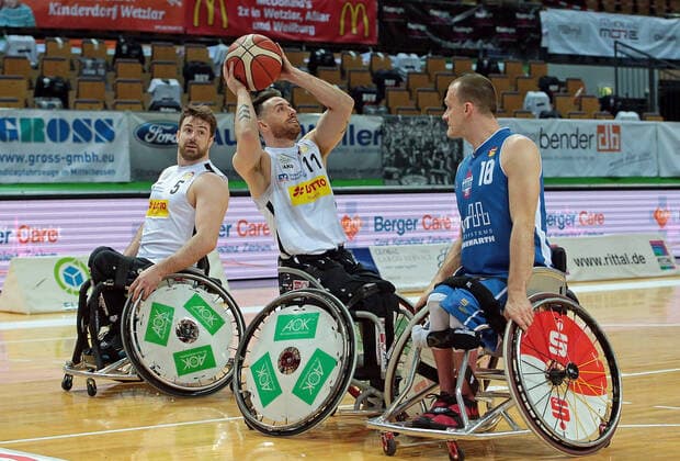 06 03 2021, xovx, Wheelchair Basketball 1 Bundesliga, RSV Lahn Dill RSB Thuringia Bulls v l Simon Brown RSV Lahn Dill , Steve Serio RSV Lahn Dill , Andre Bienek RSB Thuringa Bulls Wetzlar Rittal Arena Hessen Germany EN