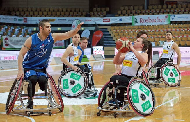 06 03 2021, xovx, Wheelchair Basketball 1 Bundesliga, RSV Lahn Dill RSB Thuringia Bulls v l Vahid Gholamazad RSB Thuringa Bulls , Thomas Böhme RSV Lahn Dill , Karlis Podenieks RSB Thuringa Bulls , Annabel Breuer RSV Lahn Dill , Ian Pierson RSB Thuringa Bulls , Steve Serio RSV Lahn Dill Wetzlar Rittal Arena Hessen Germany EN