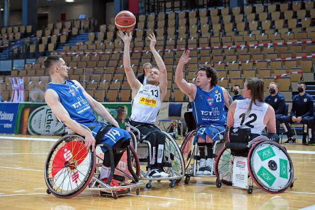 06 03 2021, xovx, Wheelchair Basketball 1 Bundesliga, RSV Lahn Dill RSB Thuringia Bulls v l Aliaksandr Halouski RSB Thuringa Bulls , Thomas Böhme RSV Lahn Dill , Ian Pierson RSB Thuringa Bulls , Annabel Breuer RSV Lahn Dill Wetzlar Rittal Arena Hessen Germany EN