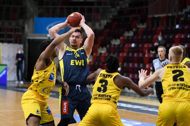 Rasid Mahalbasic EWE Baskets Oldenburg in a duel with Desi Rodriguez MHP Riesen Ludwigsburg and Jaleen Smith MHP Riesen Ludwigsburg , GER, MHP Riesen Ludwigsburg vs EWE Baskets Oldenburg, 06 03 2021, 22 Spieltag easycredit Basketball Bundesliga, Spielzeit 2020 2021 GER, MHP Riesen Ludwigsburg vs EWE Baskets Oldenburg, 06 03 2021, 22 Spieltag easycredit Basketball Bundesliga, Spielzeit 2020 2021 Ludwigsburg Copyright: xEibnerxPressefoto MichaelxMemmlerx EP_MMR