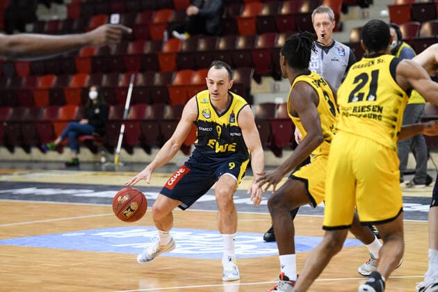 Karsten Tadda EWE Baskets Oldenburg in a duel with Jaleen Smith MHP Riesen Ludwigsburg , GER, MHP Riesen Ludwigsburg vs EWE Baskets Oldenburg, 06 03 2021, 22 Matchday easycredit Basketball Bundesliga, Season 2020 2021 GER, MHP Riesen Ludwigsburg vs EWE Baskets Oldenburg, 06 03 2021, 22 Matchday easycredit Basketball Bundesliga, Season 2020 2021 Ludwigsburg Copyright: xEibnerxPressefoto MichaelxMemmlerx EP_MMR