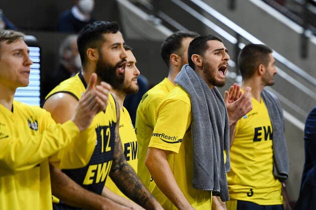 Sebastian Herrera EWE Baskets Oldenburg and team cheer from the bench, GER, MHP Riesen Ludwigsburg vs EWE Baskets Oldenburg, 06 03 2021, 22 matchday easycredit Basketball Bundesliga, season 2020 2021 GER, MHP Riesen Ludwigsburg vs EWE Baskets Oldenburg, 06 03 2021, 22 matchday easycredit Basketball Bundesliga, season 2020 2021 Ludwigsburg Copyright: xEibnerxPressefoto MichaelxMemmlerx EP_MMR