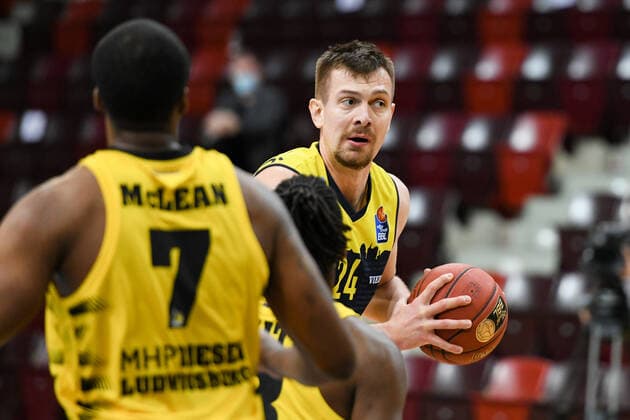 Rasid Mahalbasic EWE Baskets Oldenburg in a duel with Jaleen Smith MHP Riesen Ludwigsburg , GER, MHP Riesen Ludwigsburg vs EWE Baskets Oldenburg, 06 03 2021, 22 Matchday easycredit Basketball Bundesliga, Season 2020 2021 GER, MHP Riesen Ludwigsburg vs EWE Baskets Oldenburg, 06 03 2021, 22 Matchday easycredit Basketball Bundesliga, Season 2020 2021 Ludwigsburg Copyright: xEibnerxPressefoto MichaelxMemmlerx EP_MMR