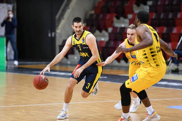 Braydon Hobbs EWE Baskets Oldenburg in a duel with Jamel McLean MHP Riesen Ludwigsburg , GER, MHP Riesen Ludwigsburg vs EWE Baskets Oldenburg, 06 03 2021, 22 Spieltag easycredit Basketball Bundesliga, Spielzeit 2020 2021 GER, MHP Riesen Ludwigsburg vs EWE Baskets Oldenburg, 06 03 2021, 22 Spieltag easycredit Basketball Bundesliga, Spielzeit 2020 2021 Ludwigsburg Copyright: xEibnerxPressefoto MichaelxMemmlerx EP_MMR