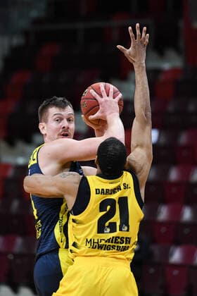 Rasid Mahalbasic EWE Baskets Oldenburg in a duel with Tremmell Darden MHP Riesen Ludwigsburg , GER, MHP Riesen Ludwigsburg vs EWE Baskets Oldenburg, 06 03 2021, 22 Matchday easycredit Basketball Bundesliga, Season 2020 2021 GER, MHP Riesen Ludwigsburg vs EWE Baskets Oldenburg, 06 03 2021, 22 Matchday easycredit Basketball Bundesliga, Season 2020 2021 Ludwigsburg Copyright: xEibnerxPressefoto MichaelxMemmlerx EP_MMR