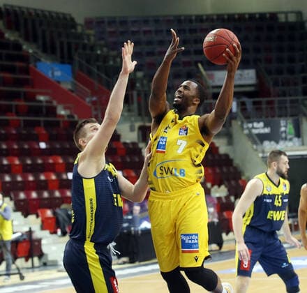 V li Rasid Mahalbasic Oldenbg , Jamel McLean Riesen MHP Riesen Ludwigsburg vs Baskets Oldenburg Basketball Bundesliga 2020 2021 Ludwigsburg , GER, 09 01 2021,