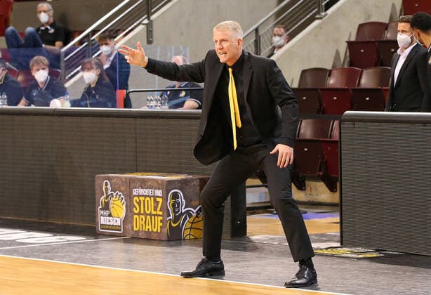 06.03.2021, Deutschland, Ludwigsburg, Basketball easyCredit BBL Bundesliga, MHP RIESEN Ludwigsburg vs. EWE Baskets Oldenburg, MHP Trainer John Patrick