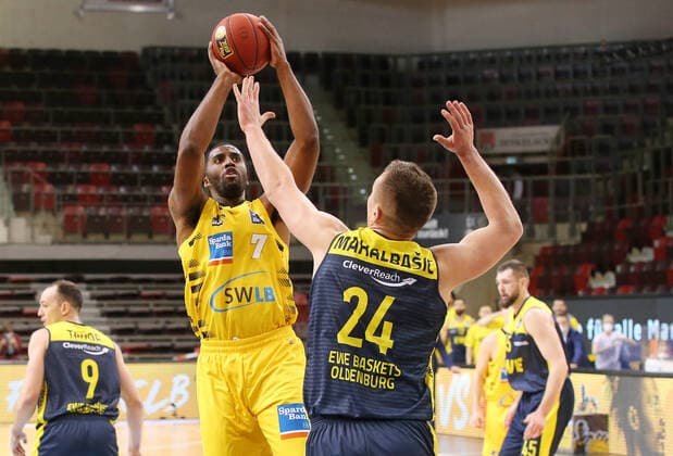06.03.2021, Deutschland, Ludwigsburg, Basketball easyCredit BBL Bundesliga, MHP RIESEN Ludwigsburg vs. EWE Baskets Oldenburg, v.l. Jamel McLean (MHP), Rasid Mahalbasic (EWE)