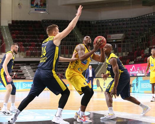 06.03.2021, Deutschland, Ludwigsburg, Basketball easyCredit BBL Bundesliga, MHP RIESEN Ludwigsburg vs. EWE Baskets Oldenburg, v.l. Rasid Mahalbasic (EWE), Jamel McLean (MHP), Rickey Paulding (EWE)
