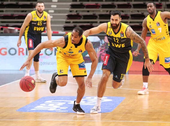 06.03.2021, Deutschland, Ludwigsburg, Basketball easyCredit BBL Bundesliga, MHP RIESEN Ludwigsburg vs. EWE Baskets Oldenburg, v.l. Tremmell Darden (MHP), Martin Breunig (EWE)