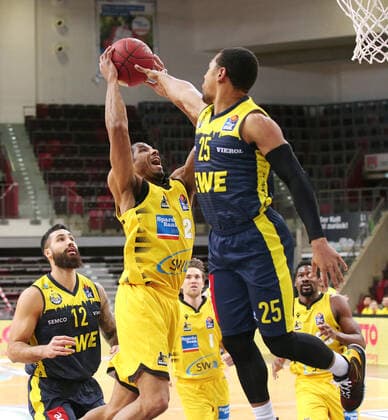 06.03.2021, Deutschland, Ludwigsburg, Basketball easyCredit BBL Bundesliga, MHP RIESEN Ludwigsburg vs. EWE Baskets Oldenburg, Martin Breunig (EWE), Jacob Patrick (MHP), Phil Pressey (EWE)
