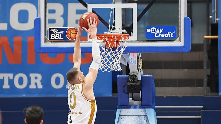 Basketball 1 Bundesliga, season 2020 2021, 22 matchday, Syntainics MBC Weißenfels vs Basketball Löwen Braunschweig 06 02 2021 Lukas Wank Guard Braunschweig, backnumber 100 at the basket dunking dunk during the match MBC Weißenfels vs Braunschweig 06 03 2021 Weißenfels Sachsen Anhalt Germany Stadthalle Weißenfels
