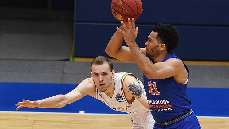 Basketball 1 Bundesliga, season 2020 2021, 22 matchday, Syntainics MBC Weissenfels vs Basketball Löwen Braunschweig 06 02 2021 Quinton Hooker MBC Weissenfels, back number 21 r during throw on the basket against Arnas Velicka Guard Braunschweig, back number 24 li during the match MBC Weissenfels vs Braunschweig 06 03 2021 Weissenfels Saxony Anhalt Germany Stadthalle Weissenfels