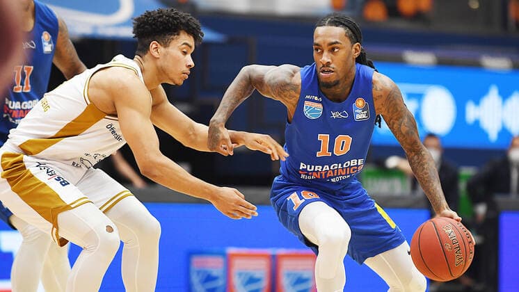 Basketball 1 Bundesliga, season 2020 2021, 22 matchday, Syntainics MBC Weissenfels vs Basketball Löwen Braunschweig 06 02 2021 Anthony Barber MBC Weissenfels, back number 10 re against Garai Zeeb Guard Braunschweig, back number 3 at the game MBC Weissenfels vs Braunschweig 06 03 2021 Weissenfels Saxony Anhalt Germany Stadthalle Weissenfels
