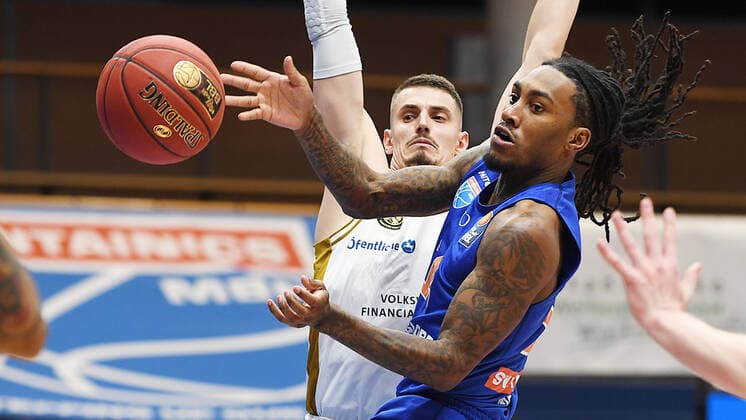 Basketball 1 Bundesliga, season 2020 2021, 22 matchday, Syntainics MBC Weissenfels vs Basketball Löwen Braunschweig 06 02 2021 Anthony Barber MBC Weissenfels, back number 10 center vs Lukas Wank guard Braunschweig, back number 100 li during the match MBC Weissenfels vs Braunschweig 06 03 2021 Weissenfels Saxony Anhalt Germany Stadthalle Weissenfels