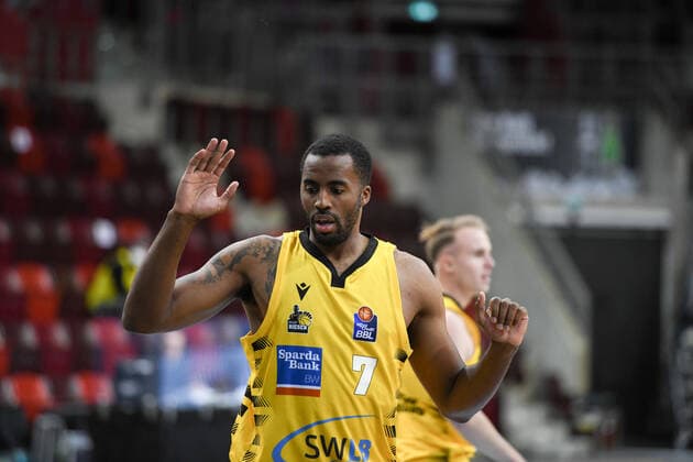 Jamel McLean MHP Riesen Ludwigsburg raises his hands, GER, MHP Riesen Ludwigsburg vs EWE Baskets Oldenburg, 06 03 2021, 22 matchday easycredit Basketball Bundesliga, season 2020 2021 GER, MHP Riesen Ludwigsburg vs EWE Baskets Oldenburg, 06 03 2021, 22 matchday easycredit Basketball Bundesliga, season 2020 2021 Ludwigsburg Copyright: xEibnerxPressefoto MichaelxMemmlerx EP_MMR