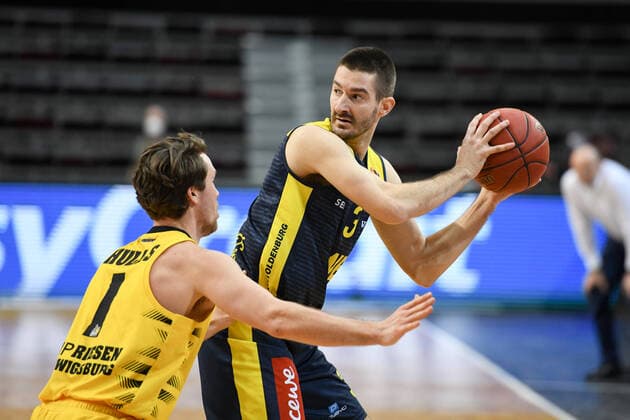 Braydon Hobbs EWE Baskets Oldenburg in a duel with Jordan Hulls MHP Riesen Ludwigsburg , GER, MHP Riesen Ludwigsburg vs EWE Baskets Oldenburg, 06 03 2021, 22 Spieltag easycredit Basketball Bundesliga, Spielzeit 2020 2021 GER, MHP Riesen Ludwigsburg vs EWE Baskets Oldenburg, 06 03 2021, 22 Spieltag easycredit Basketball Bundesliga, Spielzeit 2020 2021 Ludwigsburg Copyright: xEibnerxPressefoto MichaelxMemmlerx EP_MMR
