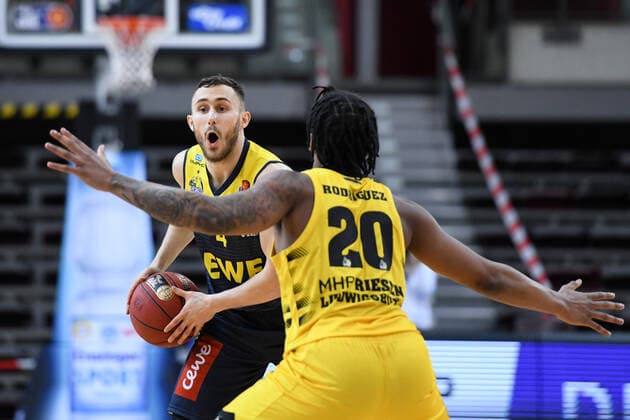 Keith Hornsby EWE Baskets Oldenburg in a duel with Desi Rodriguez MHP Riesen Ludwigsburg , GER, MHP Riesen Ludwigsburg vs EWE Baskets Oldenburg, 06 03 2021, 22 Spieltag easycredit Basketball Bundesliga, Spielzeit 2020 2021 GER, MHP Riesen Ludwigsburg vs EWE Baskets Oldenburg, 06 03 2021, 22 Spieltag easycredit Basketball Bundesliga, Spielzeit 2020 2021 Ludwigsburg Copyright: xEibnerxPressefoto MichaelxMemmlerx EP_MMR