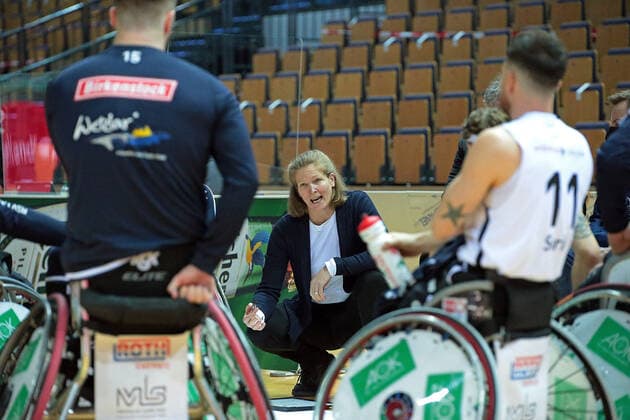 06 03 2021, xovx, Wheelchair Basketball 1 Bundesliga, RSV Lahn Dill RSB Thuringia Bulls Instructions from Head Coach Janet Zeltinger RSV Lahn Dill to her team Wetzlar Rittal Arena Hesse Germany EN
