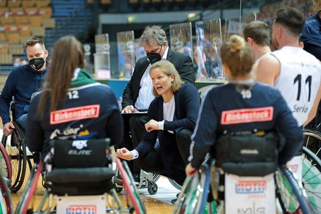 06 03 2021, xovx, Wheelchair Basketball 1 Bundesliga, RSV Lahn Dill RSB Thuringia Bulls Instructions from Head Coach Janet Zeltinger RSV Lahn Dill to her team Wetzlar Rittal Arena Hesse Germany EN