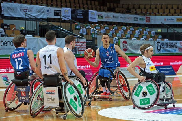06 03 2021, xovx, Wheelchair Basketball 1 Bundesliga, RSV Lahn Dill RSB Thuringia Bulls v l Jens Albrecht RSB Thuringa Bulls , Steve Serio RSV Lahn Dill , Simon Brown RSV Lahn Dill , Aliaksandr Halouski RSB Thuringa Bulls , Christopher Huber RSV Lahn Dill Wetzlar Rittal Arena Hessen Germany EN
