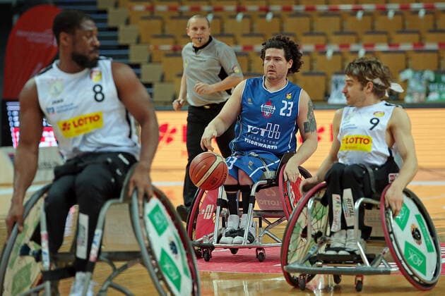 06 03 2021, xovx, Wheelchair Basketball 1 Bundesliga, RSV Lahn Dill RSB Thuringia Bulls v l Brian Bell RSV Lahn Dill , Ian Pierson RSB Thuringa Bulls , Christopher Huber RSV Lahn Dill Wetzlar Rittal Arena Hessen Germany EN