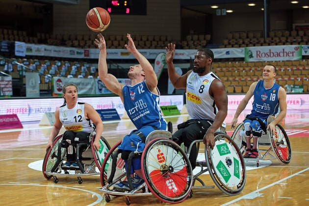 06 03 2021, xovx, Wheelchair Basketball 1 Bundesliga, RSV Lahn Dill RSB Thuringia Bulls v l Annabel Breuer RSV Lahn Dill , Jens Albrecht RSB Thuringa Bulls , Brian Bell RSV Lahn Dill , Andre Bienek RSB Thuringa Bulls Wetzlar Rittal Arena Hessen Germany EN