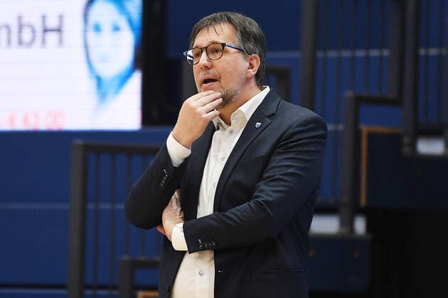 Basketball 1 Bundesliga, season 2020 2021, 22 matchday, Syntainics MBC Weissenfels vs Basketball Löwen Braunschweig 06 02 2021 Head Coach Silvano Poropat MBC Weissenfels grabs his chin during the match MBC Weissenfels vs Braunschweig 06 03 2021 Weissenfels Saxony Anhalt Germany Stadthalle Weissenfels