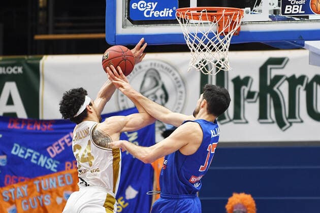 Basketball 1 Bundesliga, season 2020 2021, 22 matchday, Syntainics MBC Weissenfels vs Basketball Löwen Braunschweig 06 02 2021 Duel for the ball between Aleksandar Marelja MBC Weissenfels, backnumber 17 r and Gavin Schilling Center Braunschweig, backnumber 34 at the basket during the match MBC Weissenfels vs Braunschweig 06 03 2021 Weissenfels Saxony Anhalt Germany Stadthalle Weissenfels