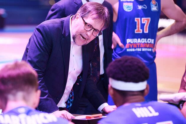 Basketball 1 Bundesliga, season 2020 2021, 22 matchday, Syntainics MBC Weissenfels vs Basketball Löwen Braunschweig 06 02 2021 Head Coach Silvano Poropat MBC Weissenfels addressing the crowd during a timeout at the match MBC Weissenfels vs Braunschweig 06 03 2021 Weissenfels Saxony Anhalt Germany Stadthalle Weissenfels