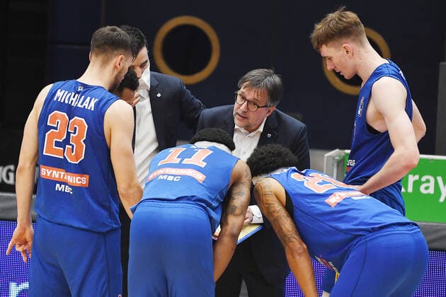 Basketball 1 Bundesliga, season 2020 2021, 22 matchday, Syntainics MBC Weissenfels vs Basketball Löwen Braunschweig 06 02 2021 Head Coach Silvano Poropat MBC Weissenfels during a speech in a timeout at the match MBC Weissenfels vs Braunschweig 06 03 2021 in front of Michal Michalak MBC Weissenfels, back number 23 , Kyndahl Hill MBC Weissenfels, back number 11 , Deron Washinton MBC Weissenfels, back number 20 , Philipp Hartwich MBC Weissenfels, back number 12 v l n r Weißenfels Sachsen Anhalt Deutschland Stadthalle Weißenfels