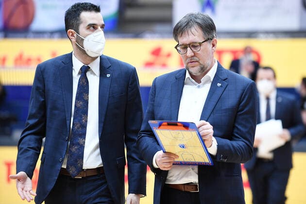 Basketball 1 Bundesliga, Season 2020 2021, 22 Matchday, Syntainics MBC Weissenfels vs Basketball Löwen Braunschweig 06 02 2021 Head Coach Silvano Poropat MBC Weissenfels r and Coach Aleksandar Scepanovic MBC Weissenfels li during the match MBC Weissenfels vs Braunschweig 06 03 2021 Weissenfels Saxony Anhalt Germany Stadthalle Weissenfels